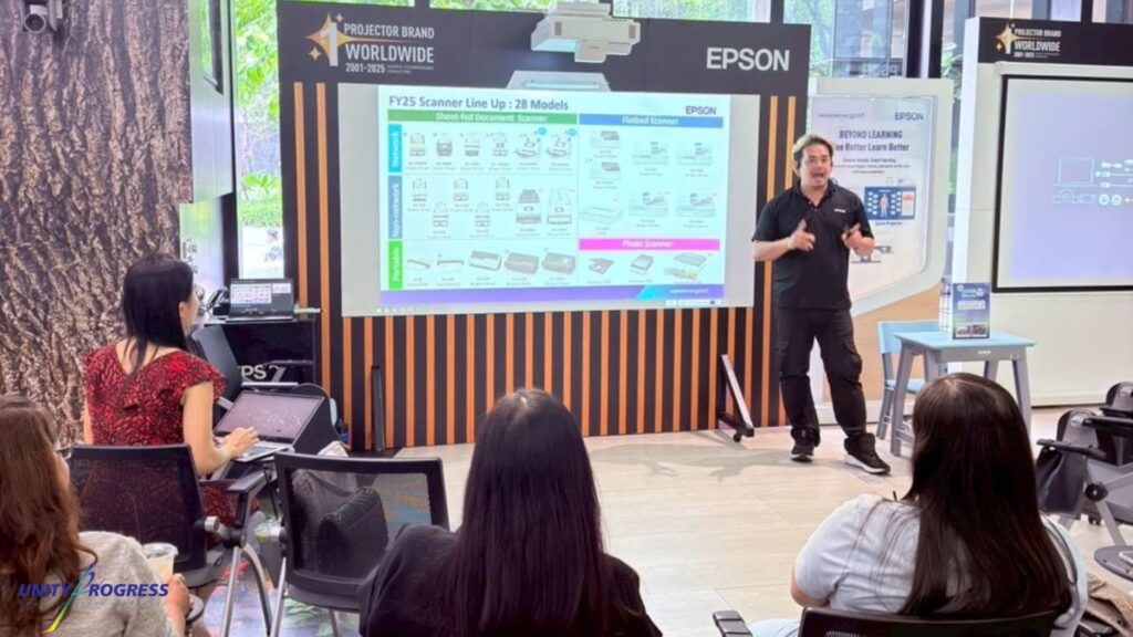 เจ้าหน้าที่จาก Epson Thailand กำลังบรรยายให้ความรู้กับเจ้าหน้าที่ Unity Progress