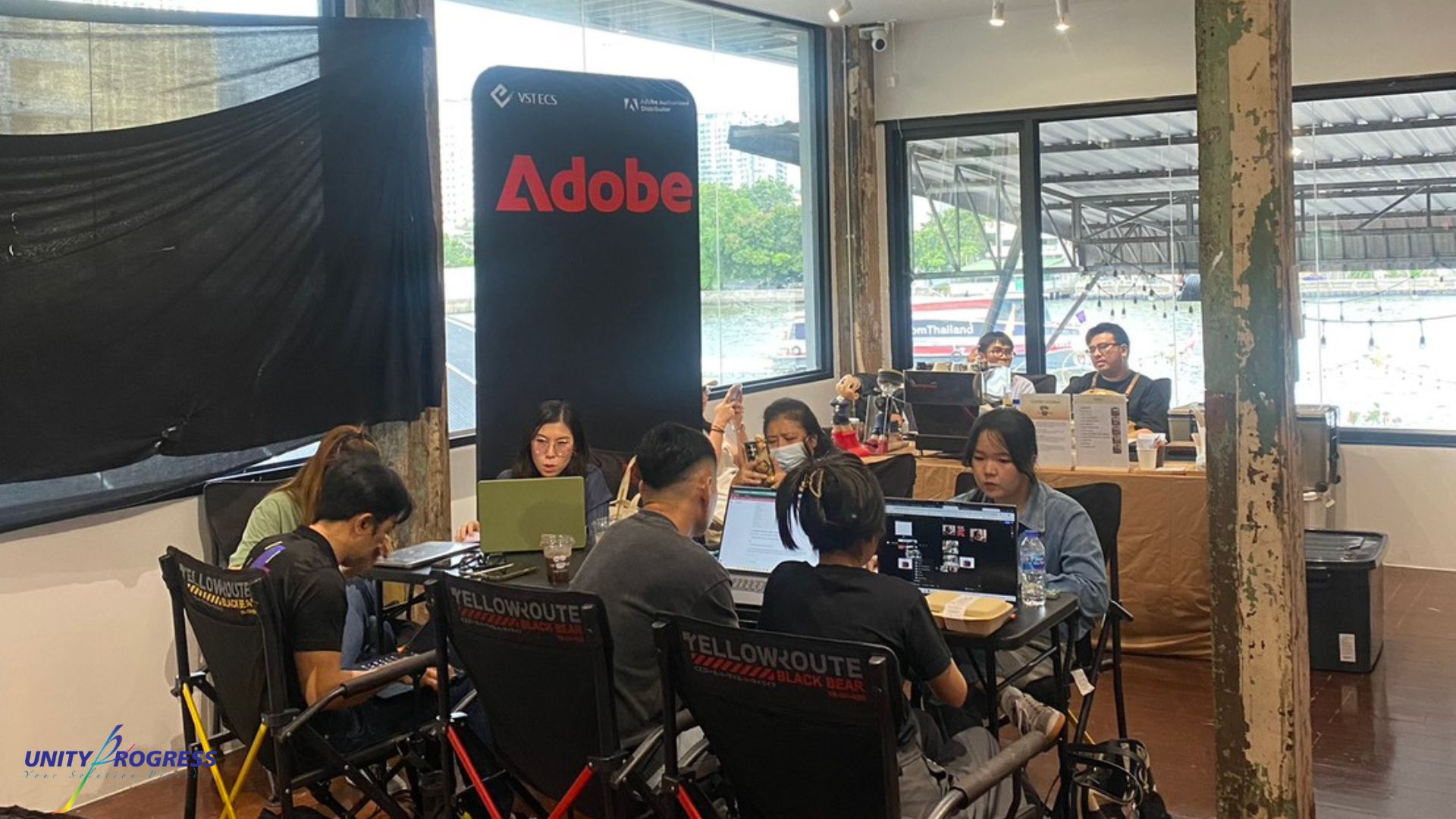 ภาพผู้เข้าร่วมกิจกรรม กำลังนั่งออกแบบงานด้วย Adobe Firefly